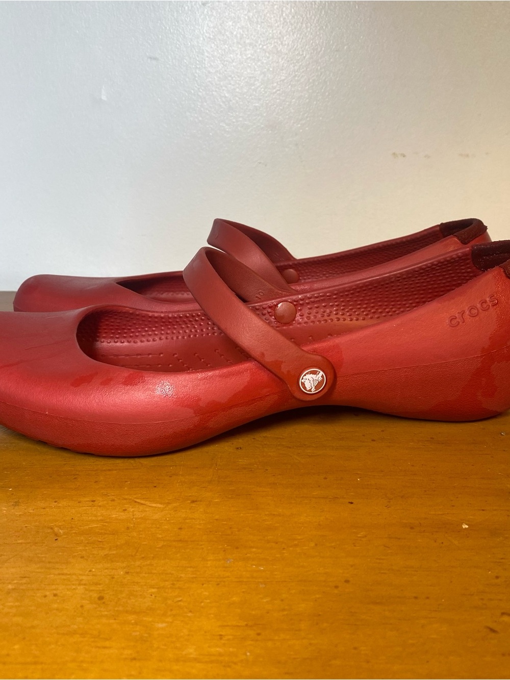 Crocs Women’s 10 Alice Ballet Flats Mary Jane Shoes Red Rubber Slip On Strap - Picture 3 of 7